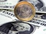 Euro oslabilo voči doláru na takmer päťročné minimum