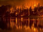 Austráliu sužujú veľké požiare, ľudia utekajú z domovov