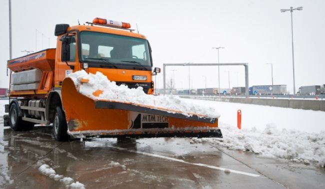 Slovensku panuje zima, platia výstrahy pred vetrom aj snehom