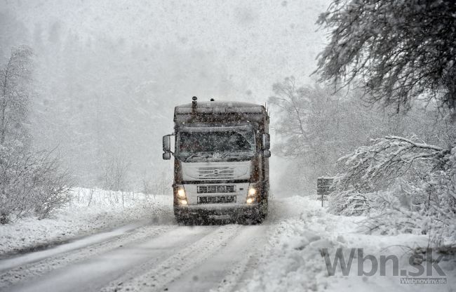Sneženie komplikuje dopravu, bratislavská MHD mala problémy