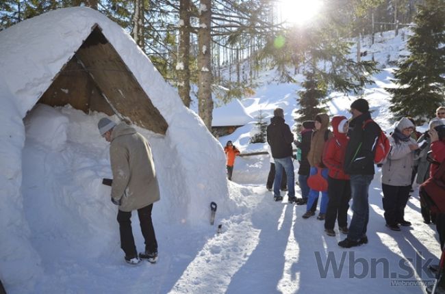 Snehový betlehem v Tatrách si pozreli stovky ľudí