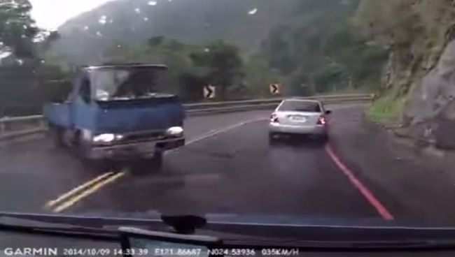 Video: Rýchla reakcia vodiča zabránila kolízii