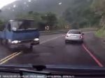Video: Rýchla reakcia vodiča zabránila kolízii