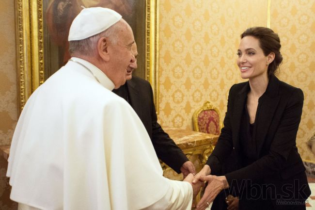 Angelina Jolie sa stretla s pápežom Františkom