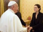 Angelina Jolie sa stretla s pápežom Františkom
