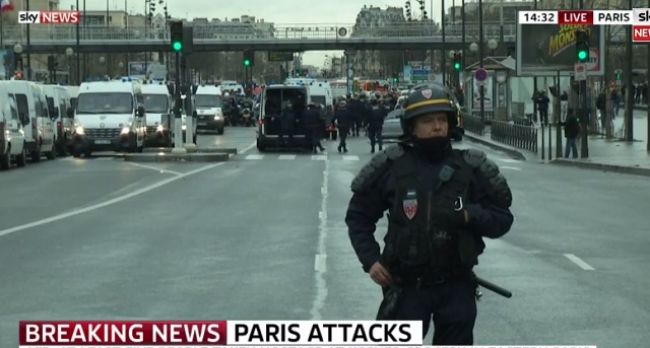 Vrahovia sú stále obkľúčení. Paríž však čelí ďalšej dráme