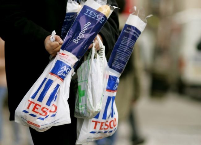 Moody´s zhoršila rating Tesca, Briti kupujú v maloobchodoch
