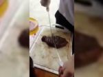 Video: Ako krája steak profesionál