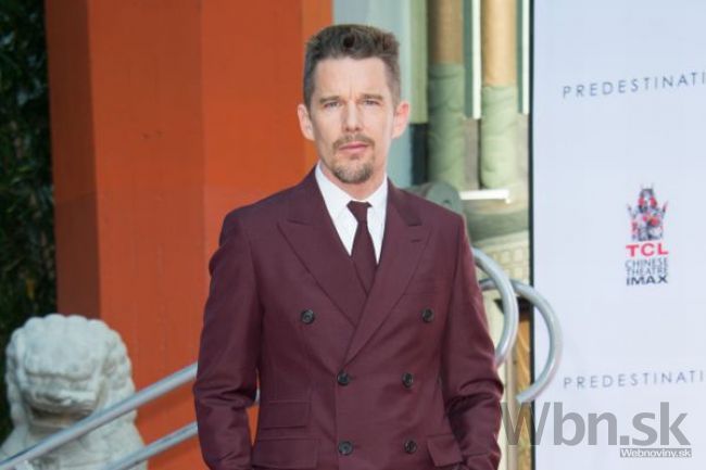 Ethan Hawke zanechal odtlačky rúk a topánok v Hollywoode