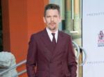 Ethan Hawke zanechal odtlačky rúk a topánok v Hollywoode