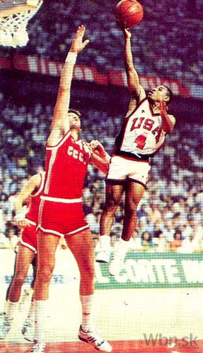 Najnižší hráč v histórii NBA oslavuje päťdesiatku