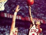 Najnižší hráč v histórii NBA oslavuje päťdesiatku