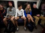 Rumuni nesmú v metre cestovať bez nohavíc, hrozia im pokuty