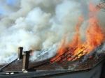 V Bratislave horí rodinný dom, zasahuje takmer desať hasičov