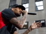 Koncert Chrisa Browna narušila streľba, zranila piatich ľudí
