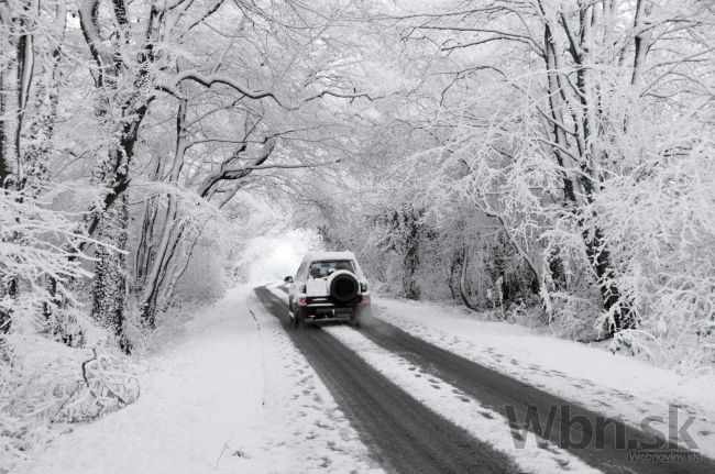 Sneh komplikuje dopravu, cestári varujú pred poľadovicou