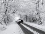 Sneh komplikuje dopravu, cestári varujú pred poľadovicou