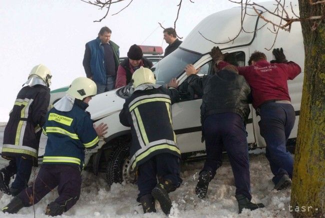 Pre raňajšiu poľadovicu zasahovali hasiči pri vyše tridsiatke nehôd