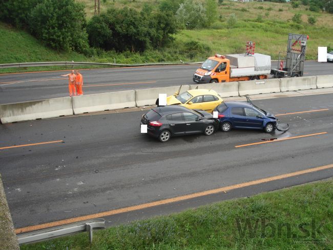 V Bratislave sa zrazili tri autá, na ceste zasahovali hasiči