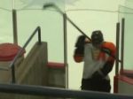 Video: Pripravte si bránice, hokejový grambľoš zabáva svet