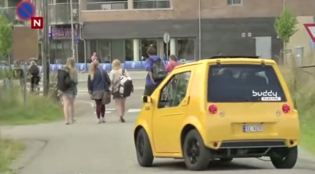 Video: Malé auto s vlakovým klaksónom