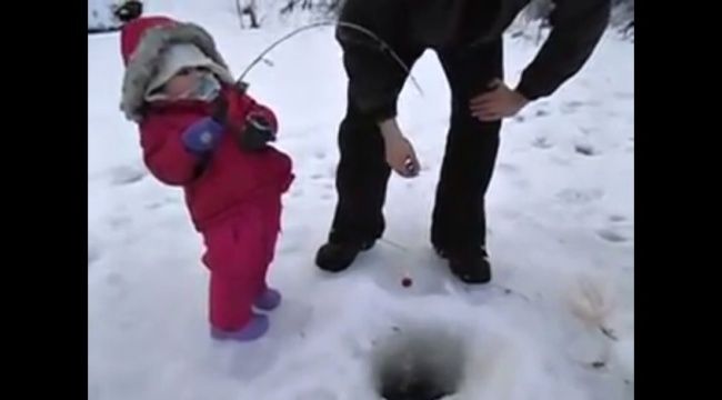 Video: Dvojročné dieťa na Aljaške loví svoju prvú rybu