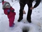 Video: Dvojročné dieťa na Aljaške loví svoju prvú rybu