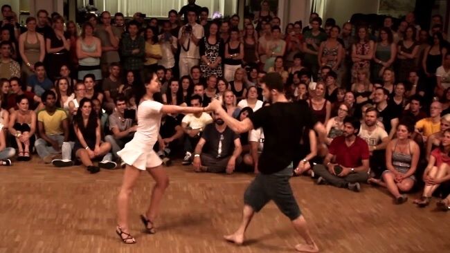 Video: Mladý pár ukázal, ako sa má tancovať