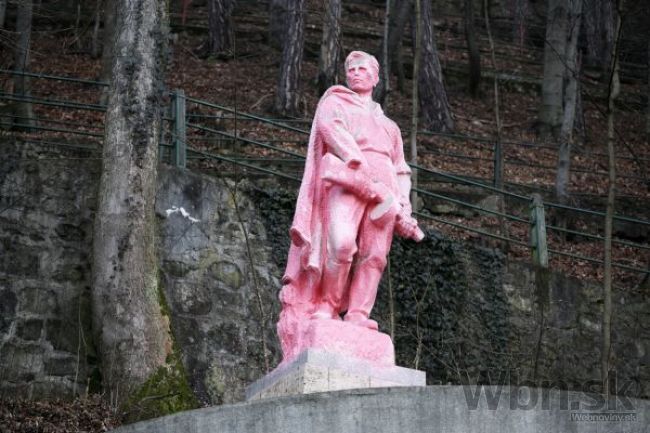 Vandali natreli partizána v Bystrici na ružovo