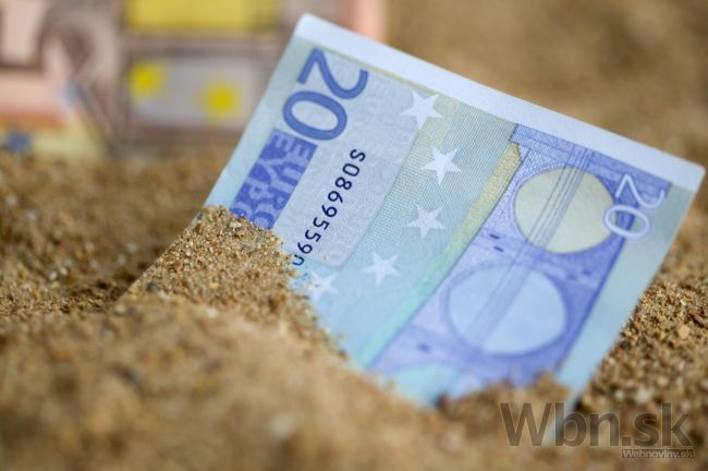 Švajčiarsky frank prudko posilnil, euro stále klesá