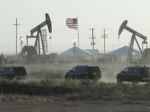 Ceny ropy medziročne klesli o takmer šesťdesiat percent