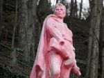 Slovenskí antifašisti sú pobúrení, môže za to ružová socha