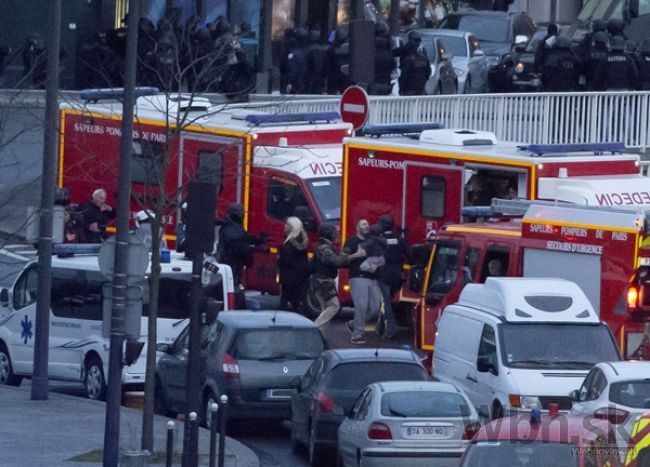 Rukojemníci z pošty pri Paríži sú voľní, útočník sa vzdal