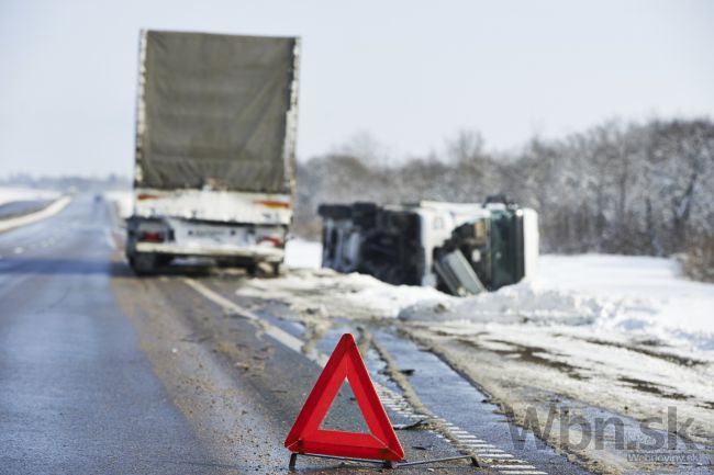 Pri nehode vyhasli dva životy, spolujazdec vypadol z auta