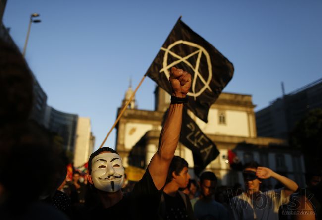 Sao Paolo zaplnili demonštranti, odmietajú vyššie cestovné