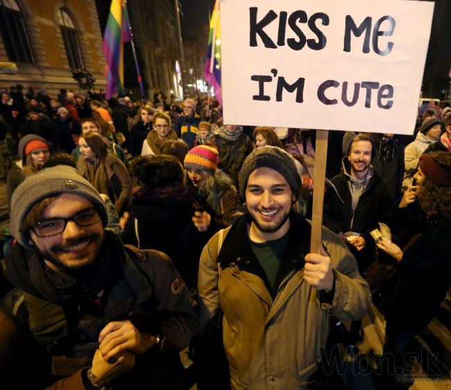 Z viedenskej kaviarne vyhodili lesbičky, ľudia sa vzbúrili