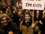 Z viedenskej kaviarne vyhodili lesbičky, ľudia sa vzbúrili