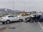 Hromadná nehoda pri Dubnici, jeden muž zomrel, deväť ľudí je zranených