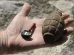 Na povale rodinného domu našli tri granáty z 2. svetovej vojny