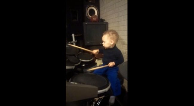 Video: Dvojročný chlapec a neskutočný výkon na bubnoch