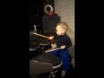 Video: Dvojročný chlapec a neskutočný výkon na bubnoch