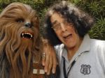 Herec zo Star Wars skončil v nemocnici, trápia ho pľúca