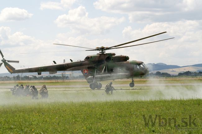 Slovensko zaplatí za nové vrtuľníky menej, sľubuje Glváč