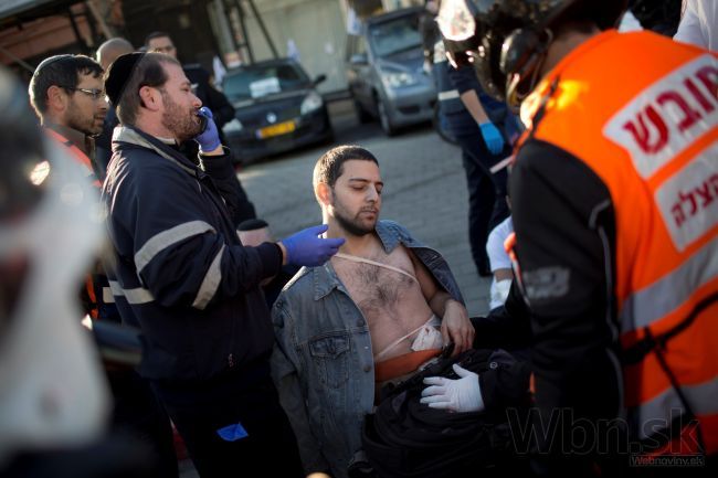 Krvavý útok v Tel Avive, muž dobodal ľudí v autobuse