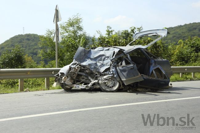 Osobné auto vletelo pod kamión, vodička nehodu neprežila