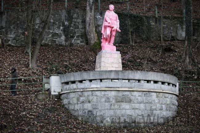Zničenú sochu partizána vyčistia, ružová zostane až do jari
