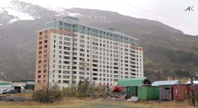 Video: Všetci obyvatelia mestečka na Aljaške žijú v jednej budove
