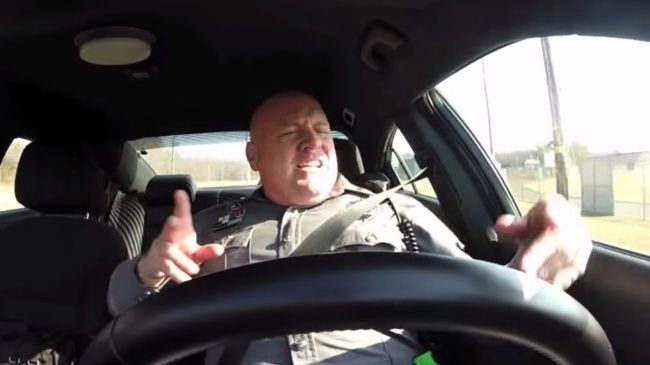 Video: Policajt pobavil, za volantom prespieval pieseň Taylor Swift