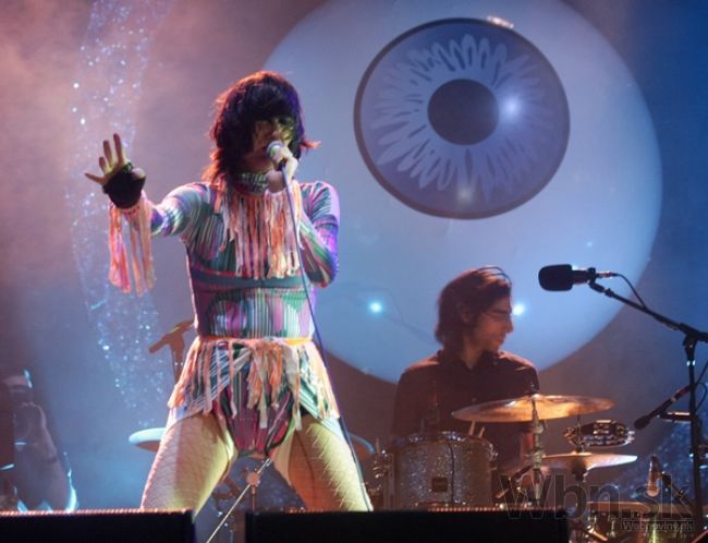 Mladý pár si užíva v klipe líderky kapely Yeah Yeah Yeahs