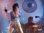 Mladý pár si užíva v klipe líderky kapely Yeah Yeah Yeahs